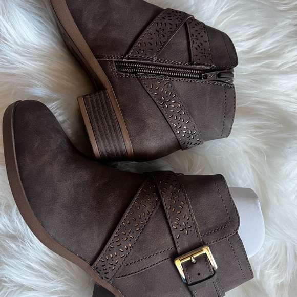 Girls size 4 ankle boots. Brand new with tags. SO brand - Picture 2 of 3